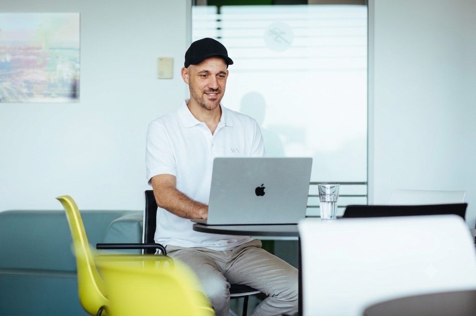 Thomas Bollig (mindnatives) am Laptop bei der Arbeit an einer KI-Lösung für ein Startup